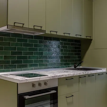 Serene 1br In Square Apartament