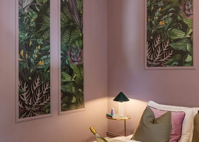 Serene 1br In Square Apartament