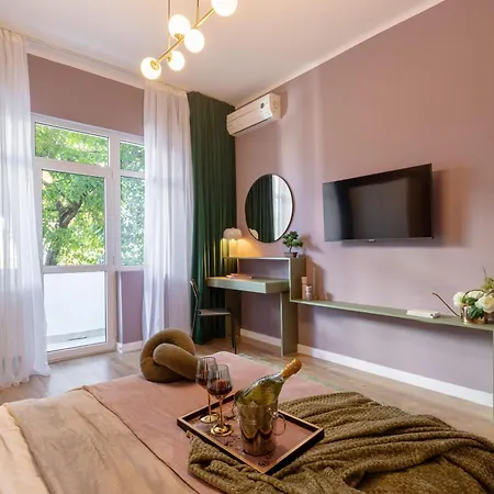 Serene 1br In Square