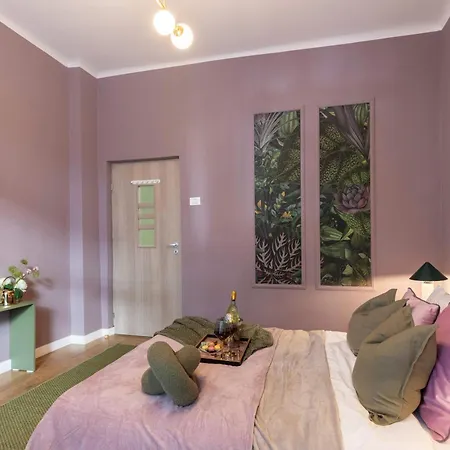 Serene 1br In Square Apartment *