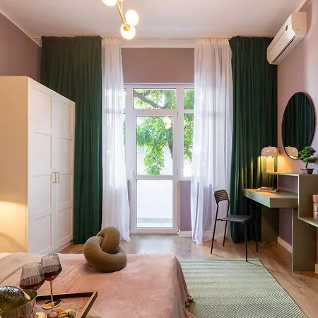 Serene 1br In Square Daire Bükreş