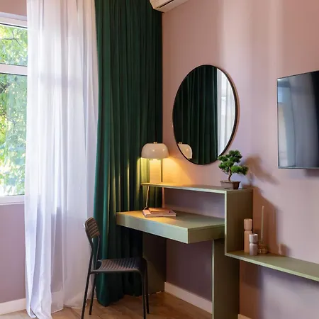 Serene 1br In Square Apartment Bucharest