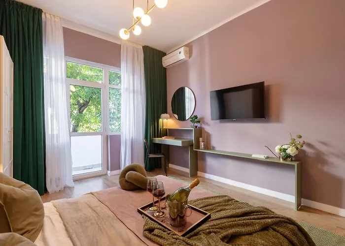 Serene 1br In Square