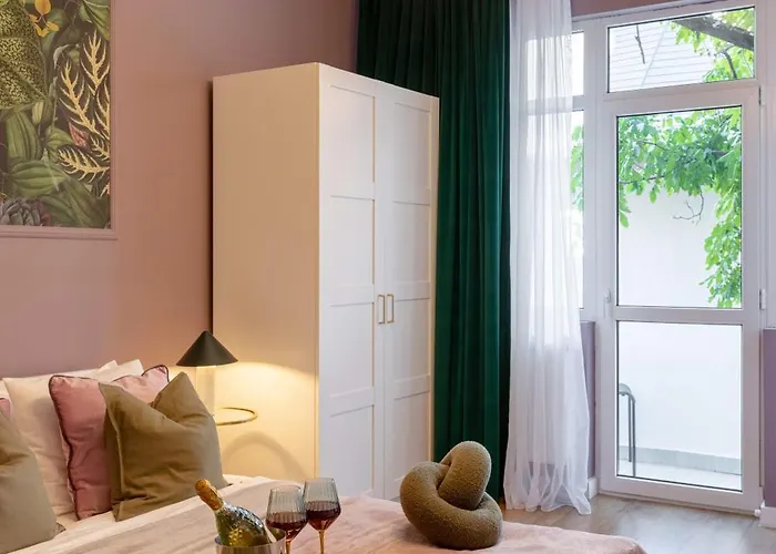 Serene 1br In Square Apartament