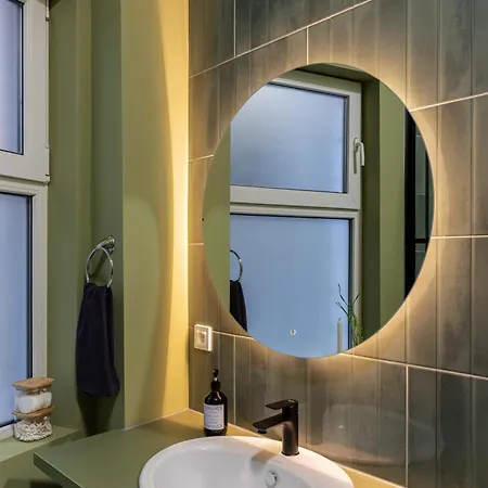 Serene 1br In Square Apartment Bucharest