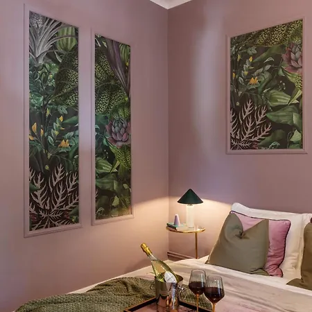 Serene 1br In Square Apartment
