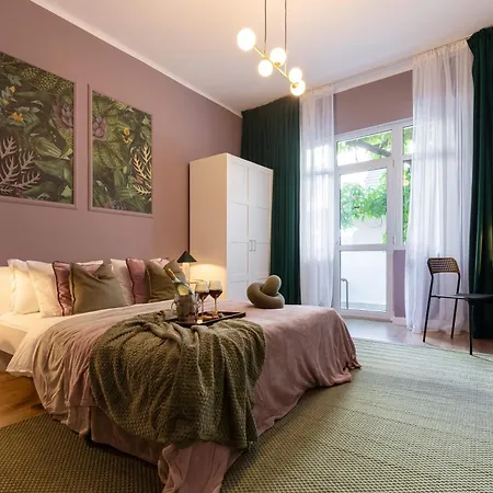 Serene 1br In Square Apartment