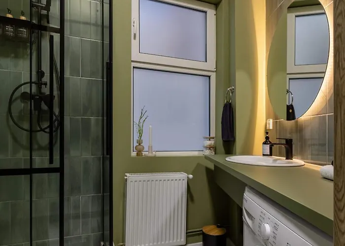 Serene 1br In Square Apartment *