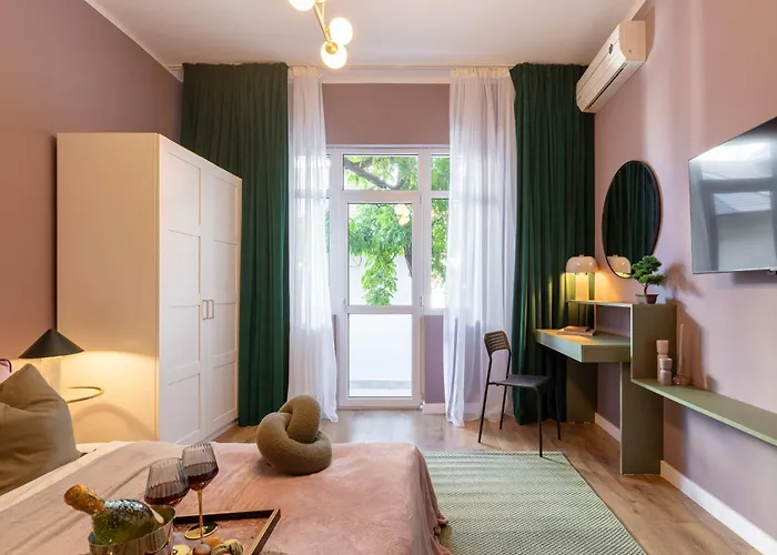 Serene 1br In Square Apartment Bucharest
