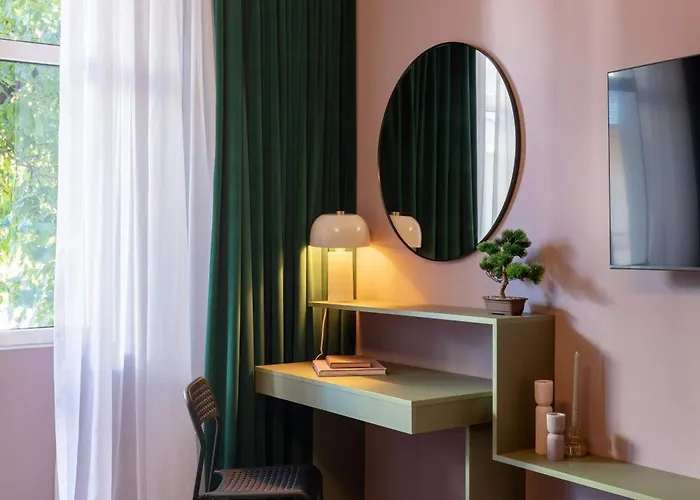 Serene 1br In Square Apartment Bucharest